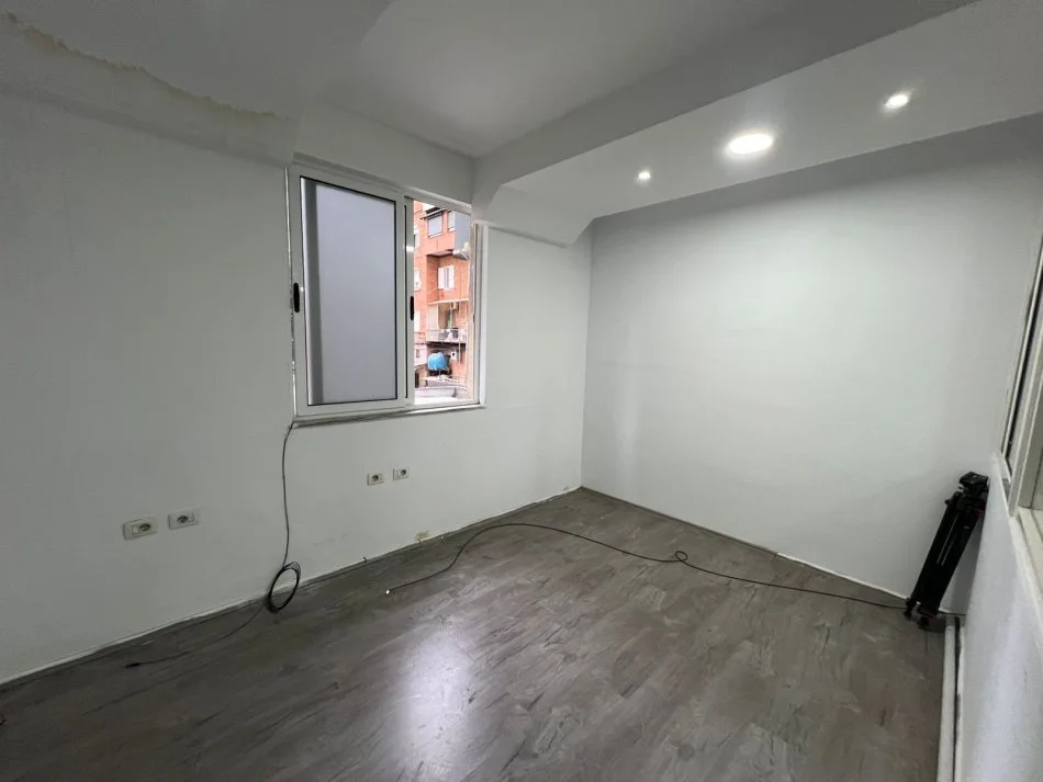 Tirane, jepet me qera ambjent biznesi Kati 1, 310 m² 4.000 € (Shallvaret)