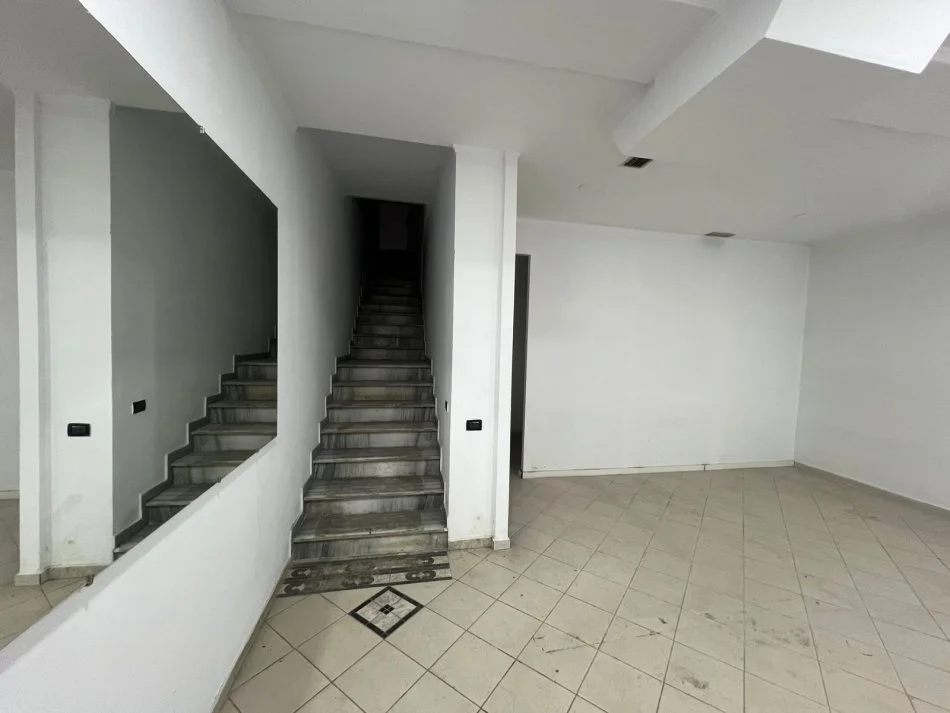 Tirane, jepet me qera ambjent biznesi Kati 1, 310 m² 4.000 € (Shallvaret)