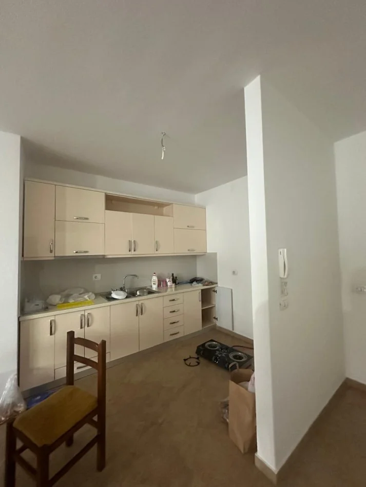 Tirane, jap me qera apartament 3+1+Aneks+Ballkon Kati 4, 150 m² 1.000 € (Ambasadori)