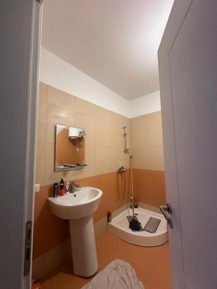 Tirane, jap me qera apartament 3+1+Aneks+Ballkon Kati 4, 150 m² 1.000 € (Ambasadori)