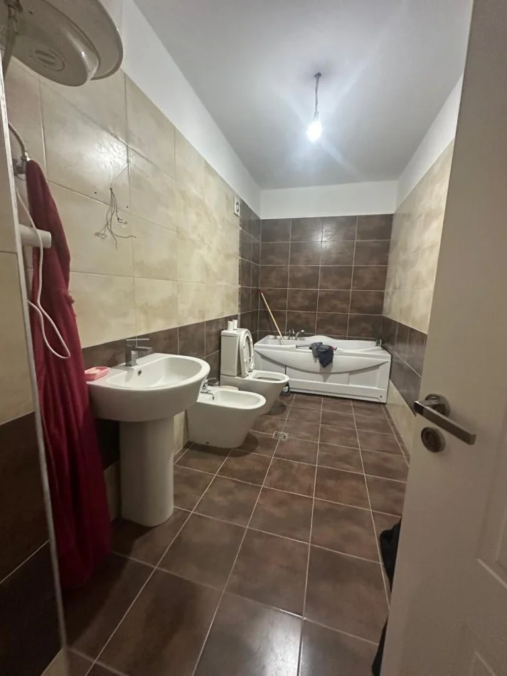 Tirane, jap me qera apartament 3+1+Aneks+Ballkon Kati 4, 150 m² 1.000 € (Ambasadori)