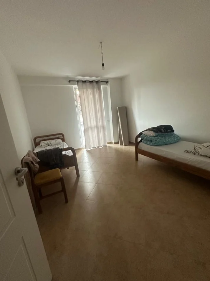Tirane, jap me qera apartament 3+1+Aneks+Ballkon Kati 4, 150 m² 1.000 € (Ambasadori)