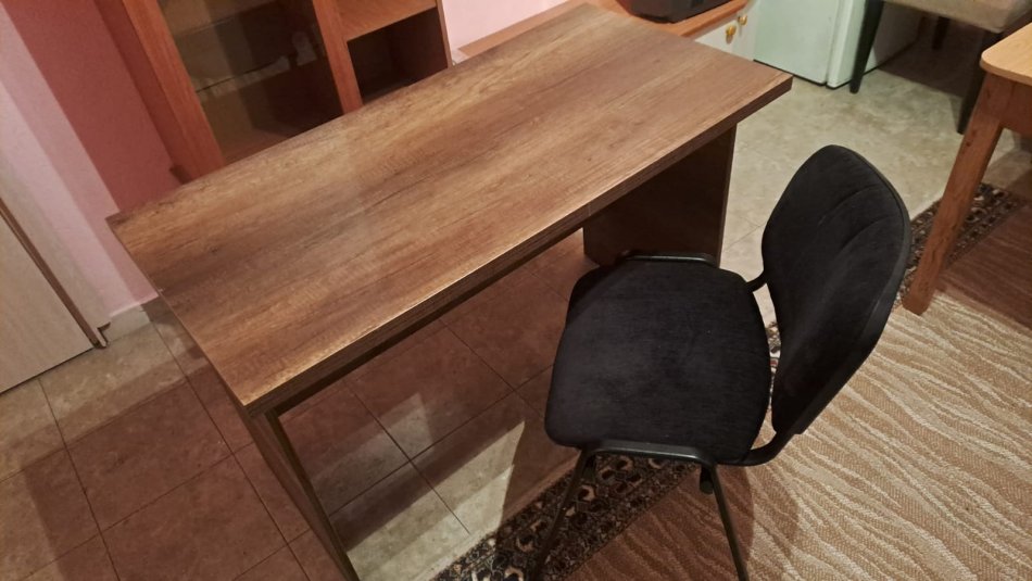 Tirane, shes Shiten 4 cope tavolina kompiuteri me gjithe karrike