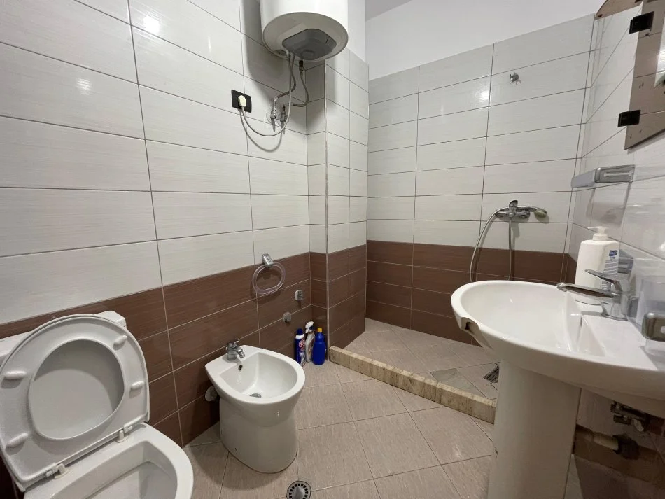 Tirane, jepet me qera apartament 2+1+Ballkon Kati 7, 125 m² 450 € (astir)
