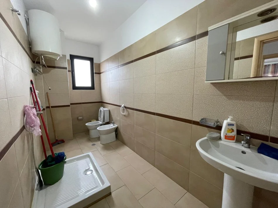 Tirane, jepet me qera apartament 2+1+Ballkon Kati 7, 125 m² 450 € (astir)