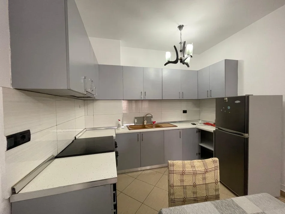 Shqiperi, jepet me qera apartament 2+1 , 125 m² 450 € (astir)