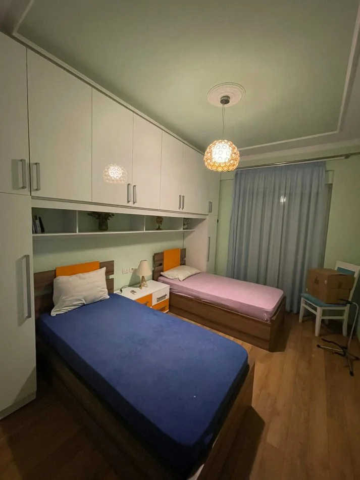 Tirane, jepet me qera apartament 2+1+Ballkon Kati 2, 120 m² 750 € (liqeni i thate)