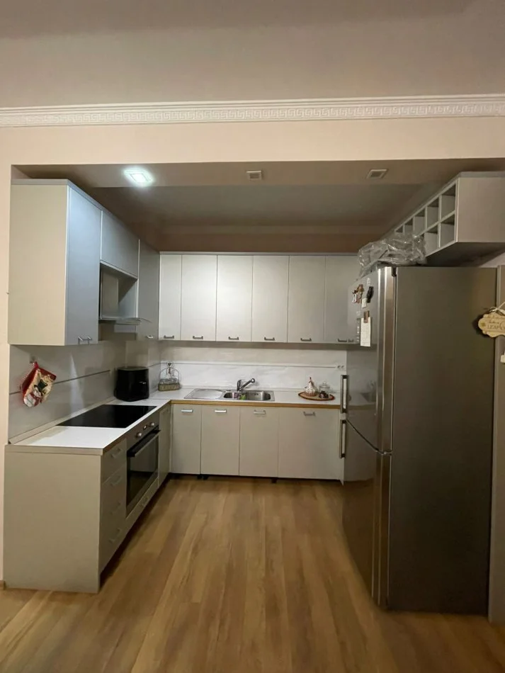 Tirane, jepet me qera apartament 2+1+Ballkon Kati 2, 120 m² 750 € (liqeni i thate)