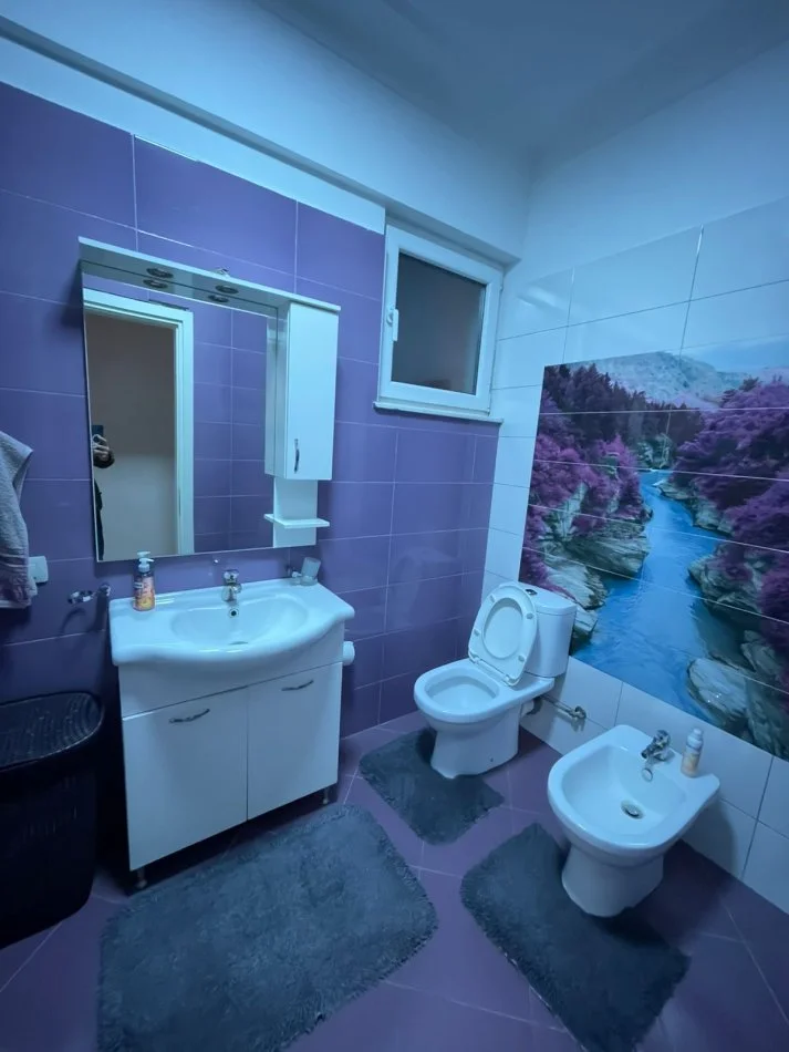 Tirane, jepet me qera apartament 2+1+Ballkon Kati 2, 120 m² 750 € (liqeni i thate)