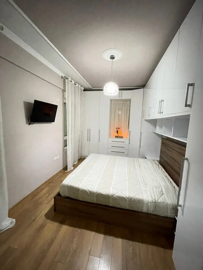 Tirane, jepet me qera apartament 2+1+Ballkon Kati 2, 120 m² 750 € (liqeni i thate)