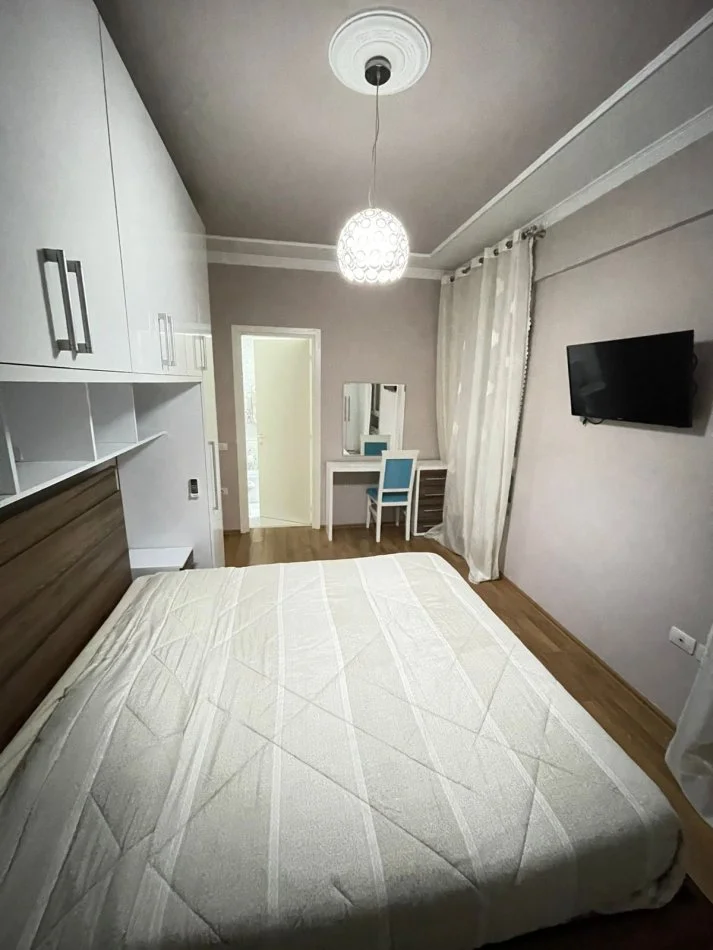 Tirane, jepet me qera apartament 2+1+Ballkon Kati 2, 120 m² 750 € (liqeni i thate)