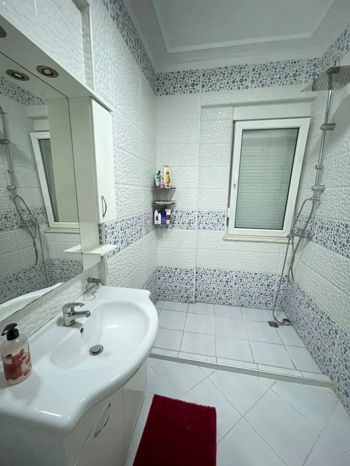 Tirane, jepet me qera apartament 2+1+Ballkon Kati 2, 120 m² 750 € (liqeni i thate)