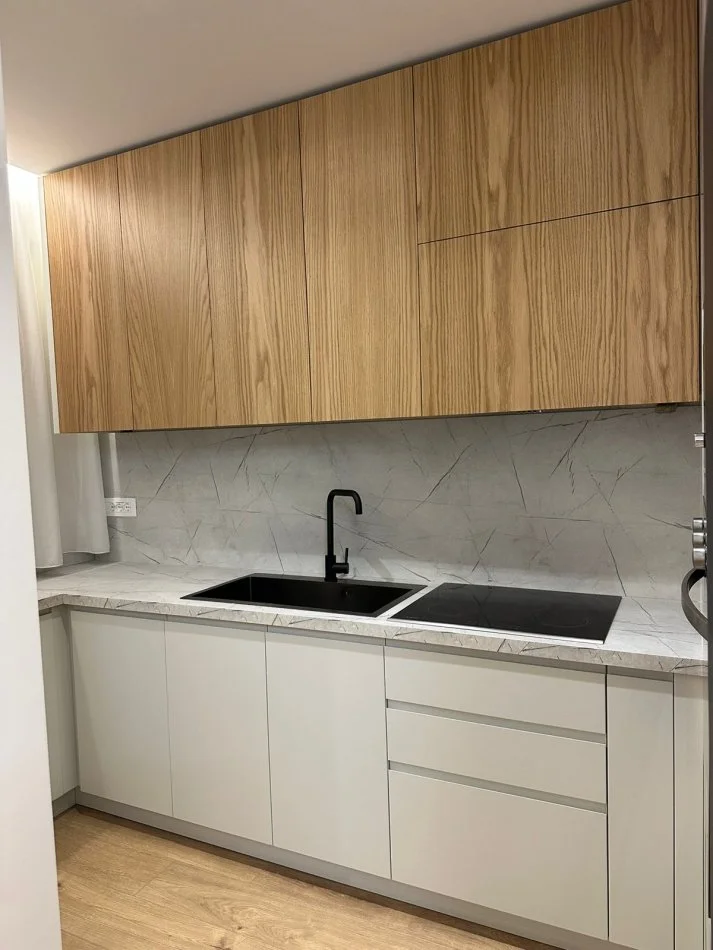 Tirane, jepet me qera apartament 1+1+Ballkon Kati 4, 78 m² 700 € (Komuna e Parisit)