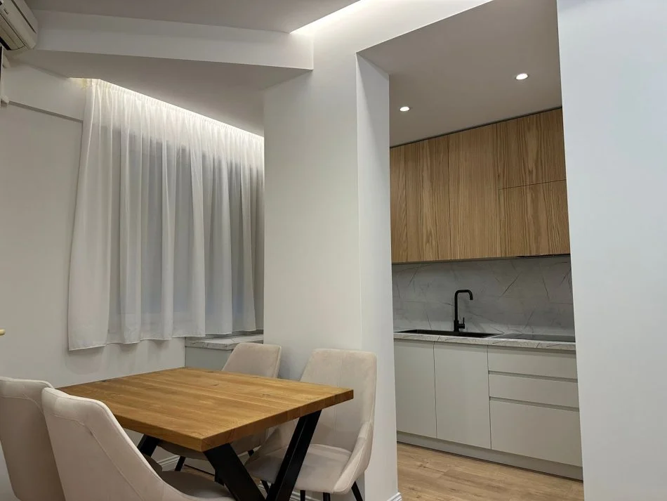 Tirane, jepet me qera apartament 1+1+Ballkon Kati 4, 78 m² 700 € (Komuna e Parisit)