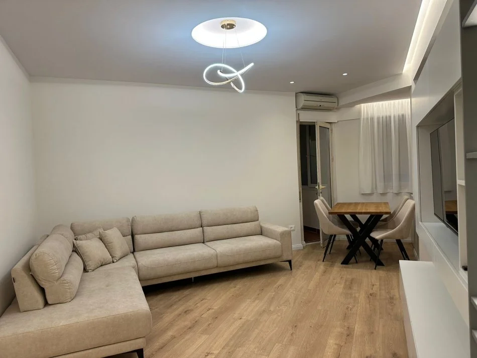Tirane, jepet me qera apartament 1+1+Ballkon Kati 4, 78 m² 700 € (Komuna e Parisit)