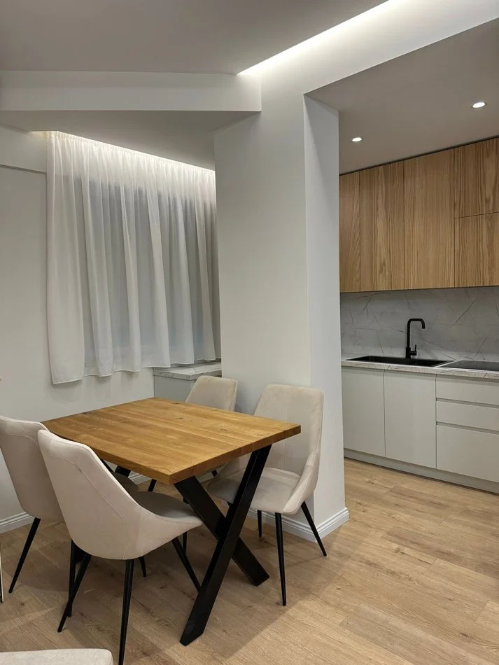 Tirane, jepet me qera apartament 1+1 Kati 4, 78 m² 700 € (Komuna Paris)