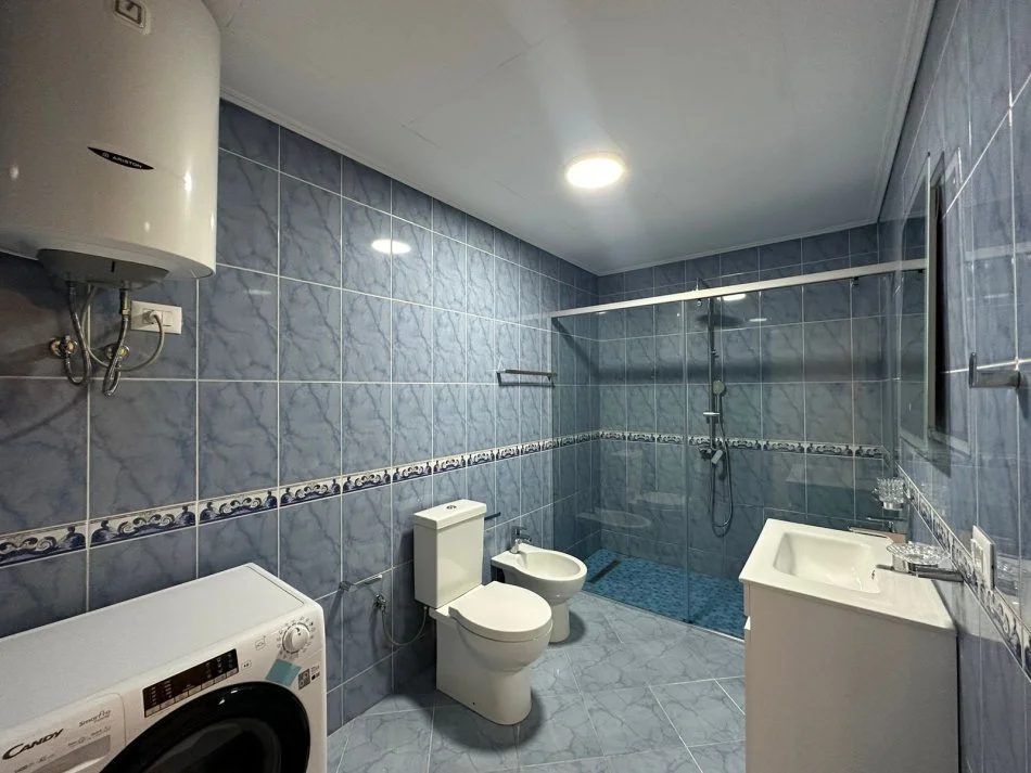 Tirane, jepet me qera apartament 1+1 Kati 4, 78 m² 700 € (Komuna Paris)