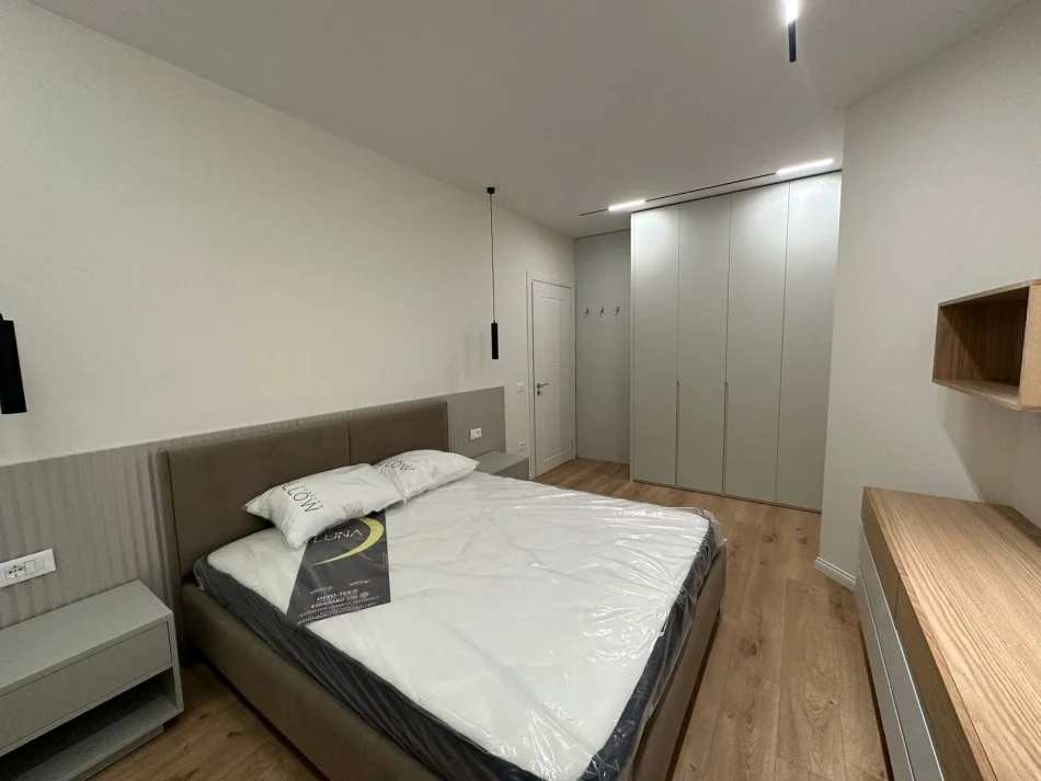 Tirane, jepet me qera apartament 1+1 Kati 4, 78 m² 700 € (Komuna Paris)