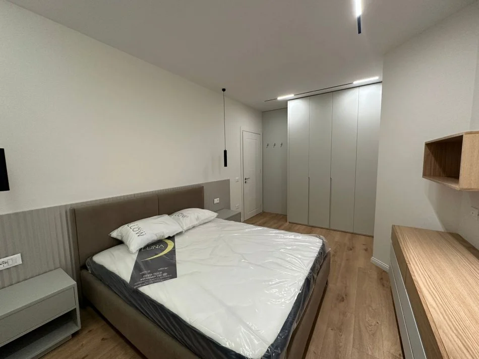 Tirane, jepet me qera apartament 1+1+Ballkon Kati 4, 78 m² 700 € (Komuna e Parisit)