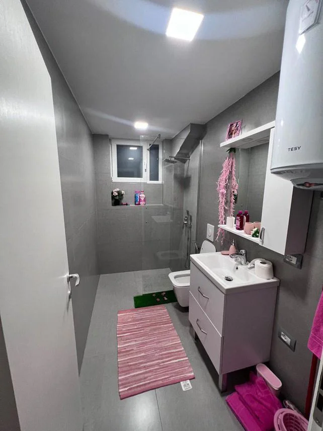 Tirane, jepet me qera apartament 1+1 Kati 1, 41 m² 400 € (Rruga e Durresit)