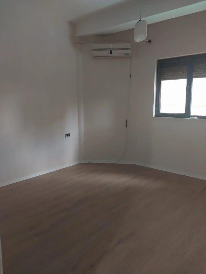Tirane, jepet me qera 2+1 Kati 4, 75 m² 550 € (Myskym Shyri)