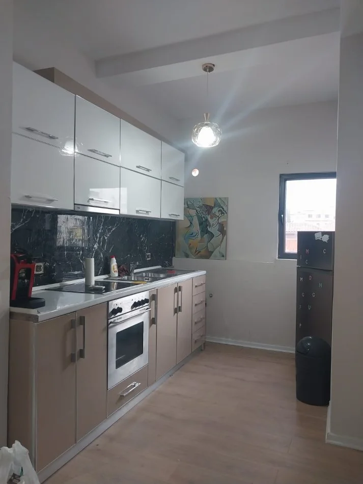 Tirane, jepet me qera 2+1 Kati 4, 75 m² 550 € (Myskym Shyri)