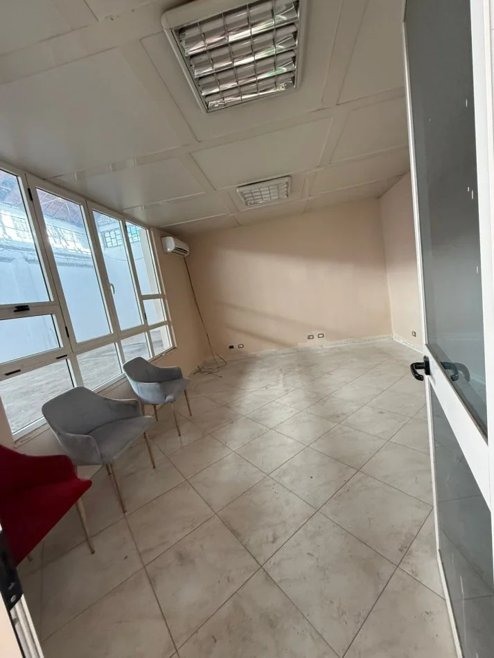 Durres, jepet me qera ambjent biznesi , 700 m² 1.200 € (Shkozet)