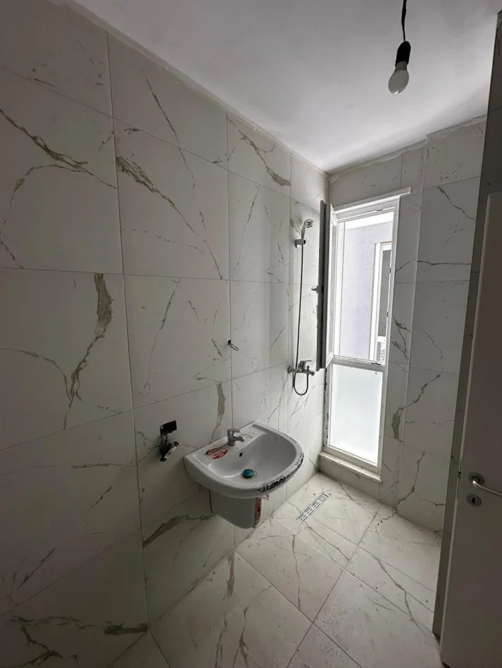 Tirane, shitet apartament 2+1+Ballkon Kati 5, 109 m² 103.550 € (univers city)