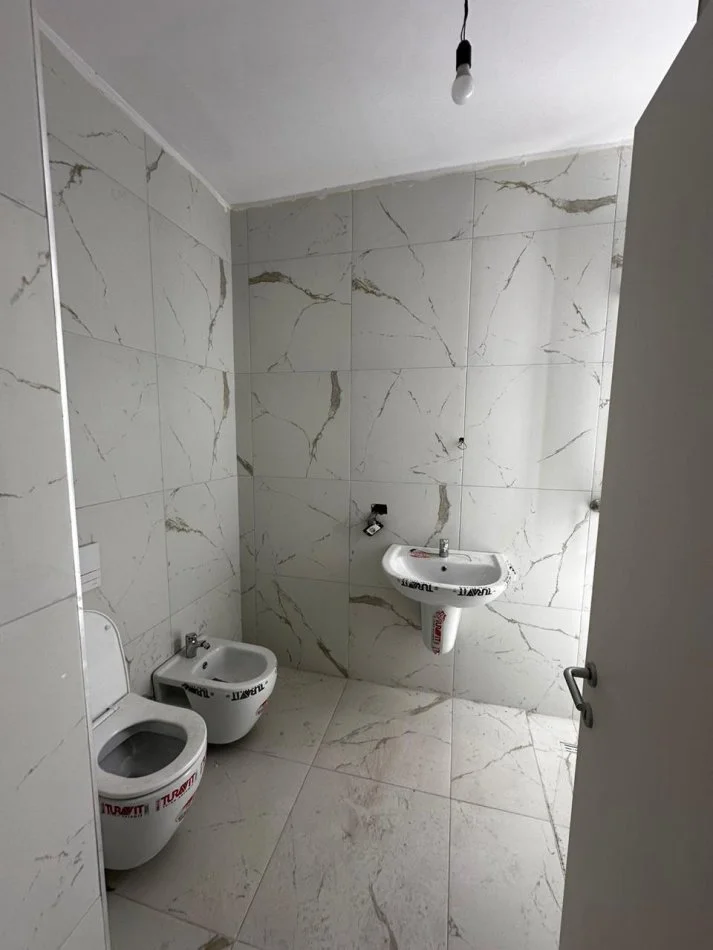 Tirane, shitet apartament 2+1+Ballkon Kati 5, 109 m² 103.550 € (univers city)