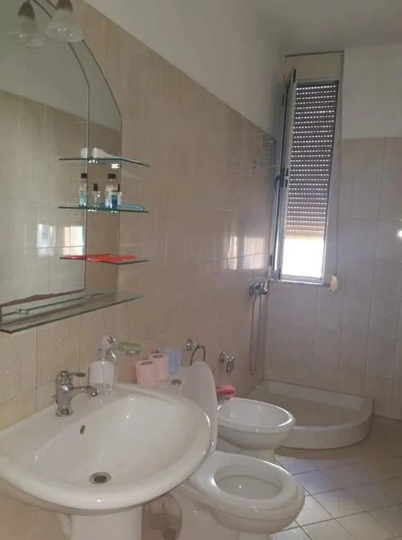 Durres, jepet me qera apartament 1+1+Ballkon Kati 4, 65 m² 400 € (Shkembi i Kavajes)