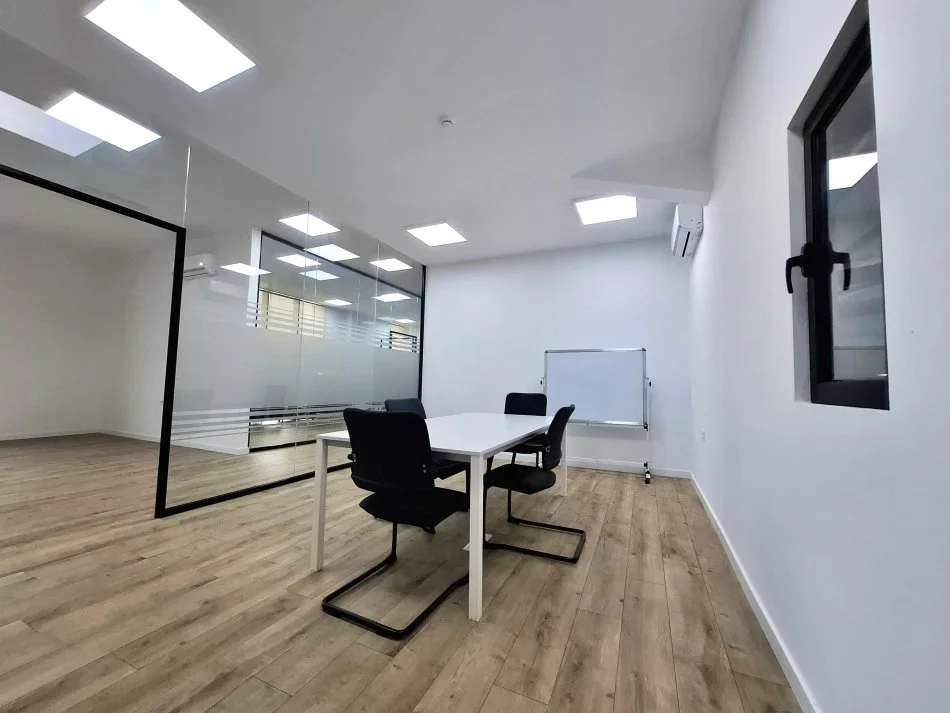 Jepet Me Qera Zyrë 230m2 Në Zonën 📍  E Kashar Pranë Top Chanel - Planimetri Perfekte - - 1,700€ / Muaj***