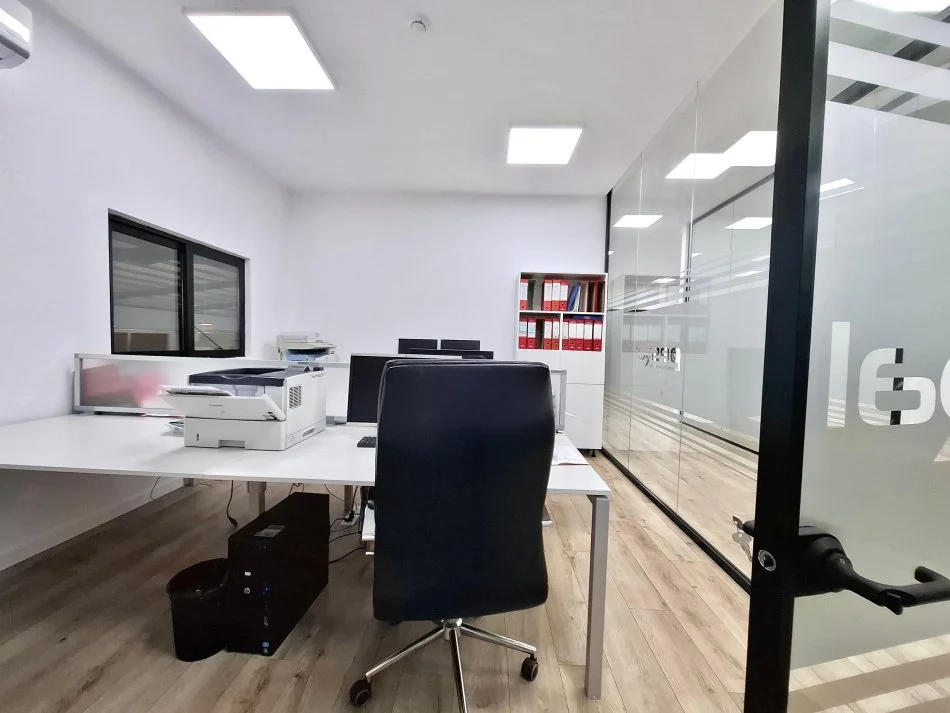 Jepet Me Qera Zyrë 230m2 Në Zonën 📍  E Kashar Pranë Top Chanel - Planimetri Perfekte - - 1,700€ / Muaj***