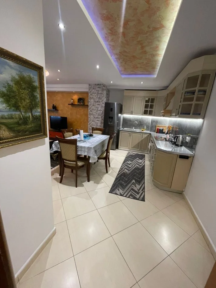 Tirane, jepet me qera apartament 2+1+Ballkon Kati 5, 98 m² 1.000 € (Air Albania)