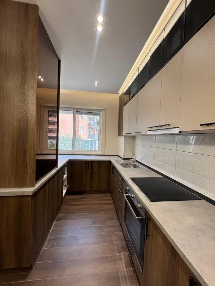 Tirane, shitet apartament 2+1+Ballkon Kati 1, 120 m² 210.000 € (Kopshti Botanik)