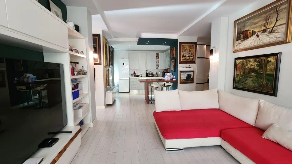 Tirane, shes apartament 2+1+Ballkon Kati 8, 117 m² 288.000 € (Rruga e Elbasanit, Prane Stadiumit AIR ALBANIA)