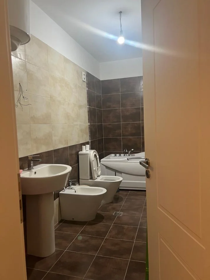 Tirane, jepet me qera zyre Kati 1, 124 m² 1100 € (Air Albania)