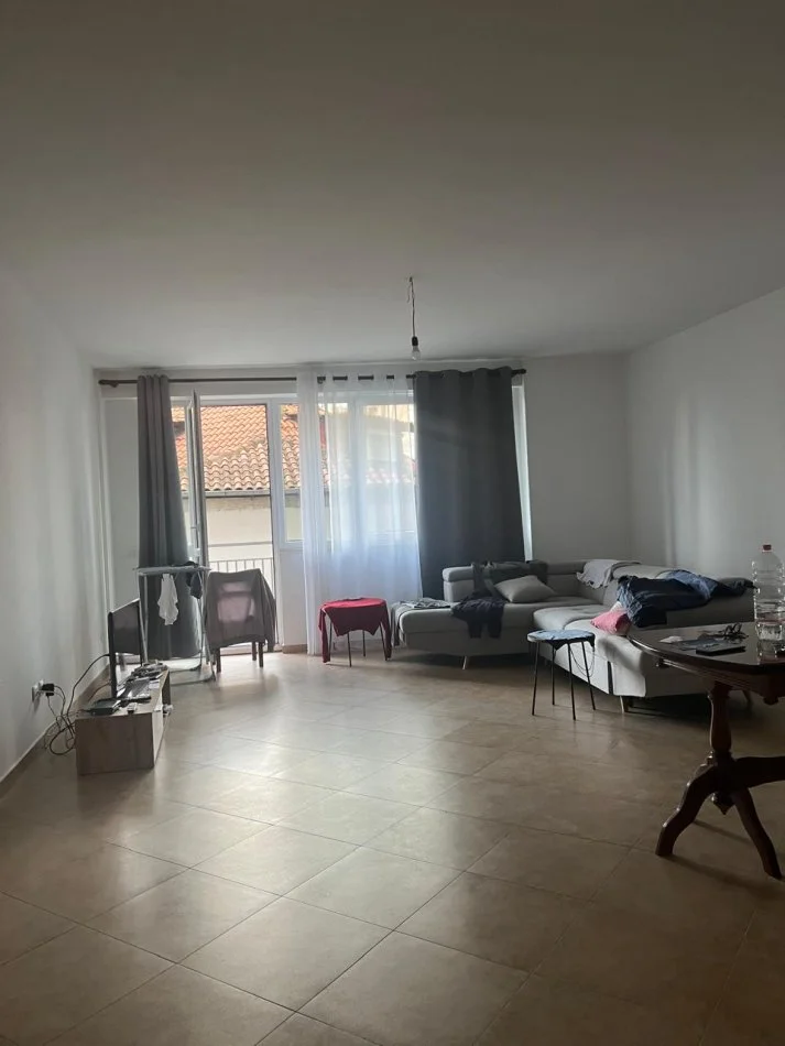 Tirane, jepet me qera zyre Kati 1, 124 m² 1100 € (Air Albania)