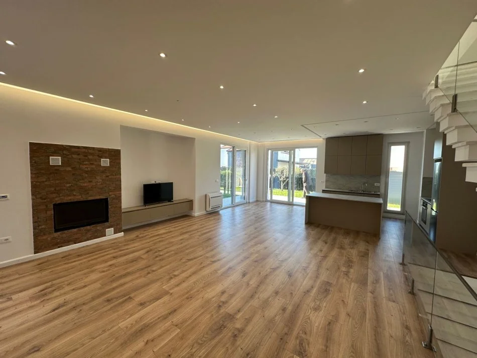 Tirane, jepet me qera Vile 3 Katshe Kati 0, 328 m² 3.500 € (TEG)