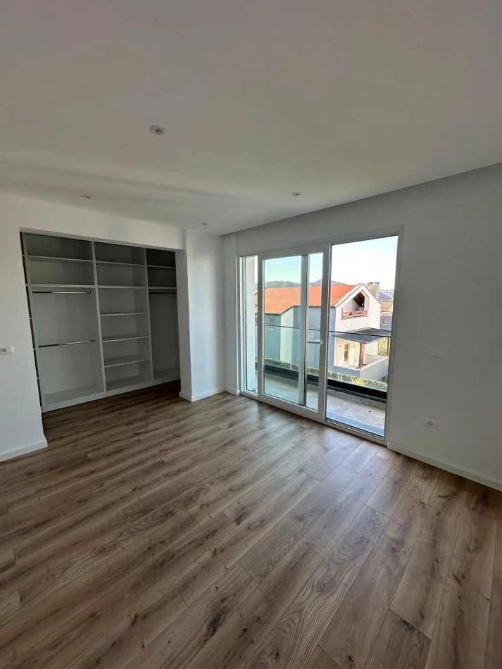 Tirane, jepet me qera Vile 3 Katshe Kati 0, 328 m² 3.500 € (TEG)