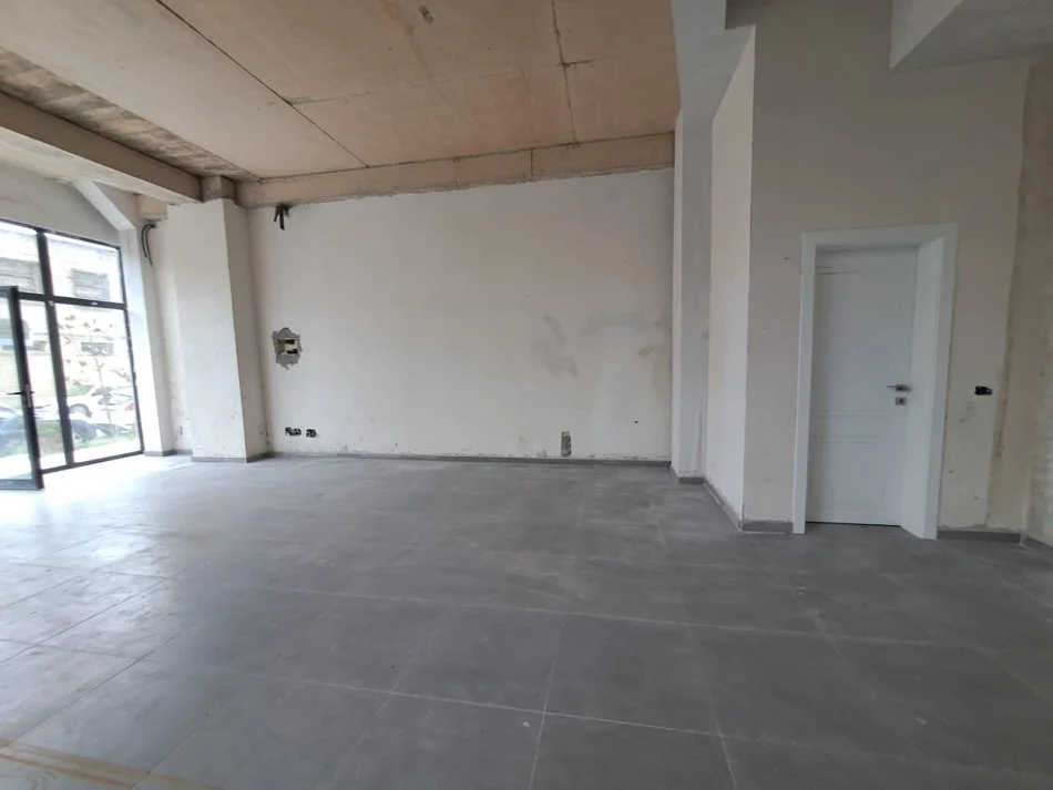 Tirane, shitet ambjent biznesi Kati 0, 56 m² 151.000 € (misto mame)