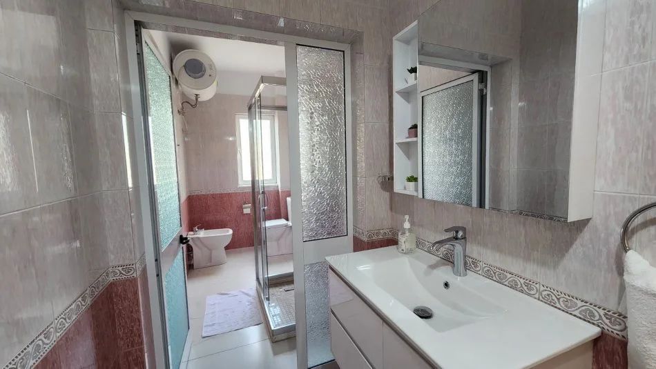 Tirane, jepet me qera apartament 2+1+Aneks+Ballkon Kati 4, 95 m² 600 € (Rruga e Durresit)