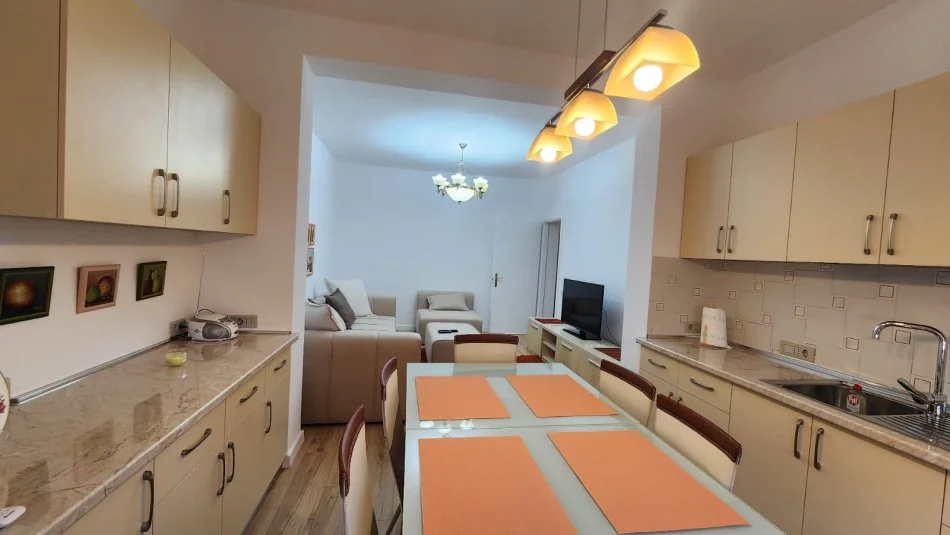 Tirane, jepet me qera apartament 2+1+Aneks+Ballkon Kati 4, 95 m² 600 € (Rruga e Durresit)