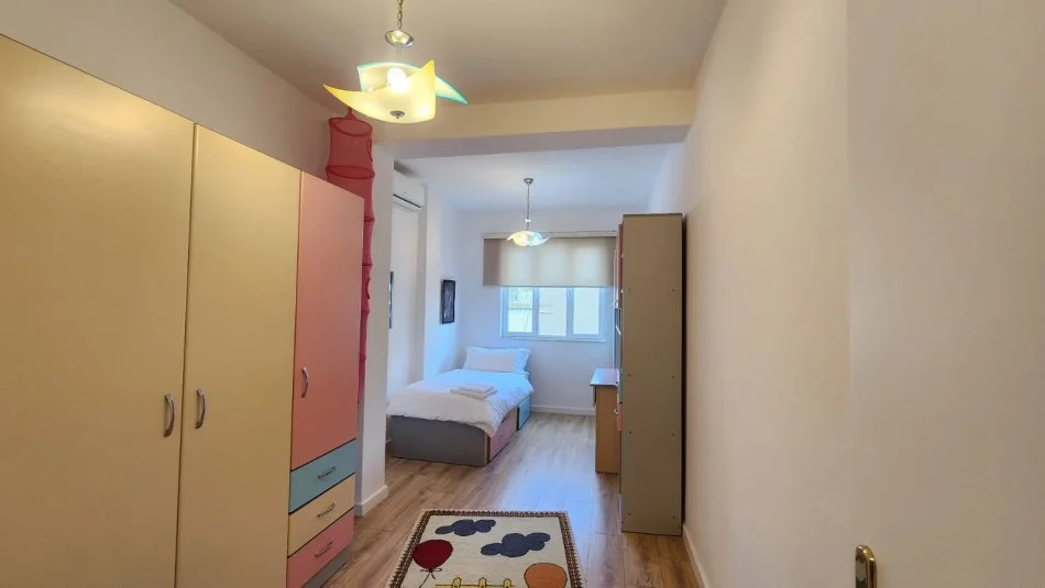 Tirane, jepet me qera apartament 2+1+Aneks+Ballkon Kati 4, 95 m² 600 € (Rruga e Durresit)