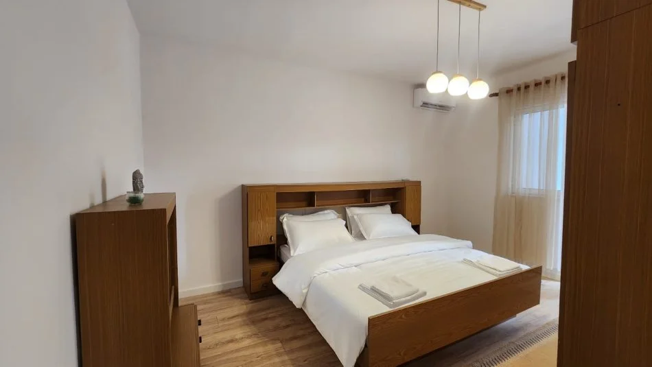 Tirane, jepet me qera apartament 2+1+Aneks+Ballkon Kati 4, 95 m² 600 € (Rruga e Durresit)