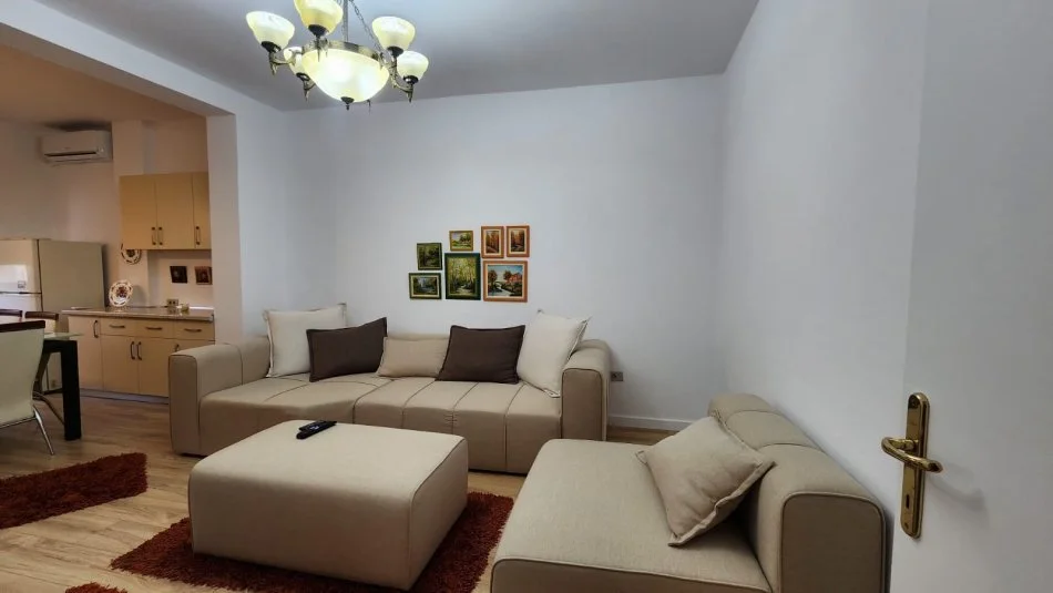 Tirane, jepet me qera apartament 2+1+Aneks+Ballkon Kati 4, 95 m² 600 € (Rruga e Durresit)