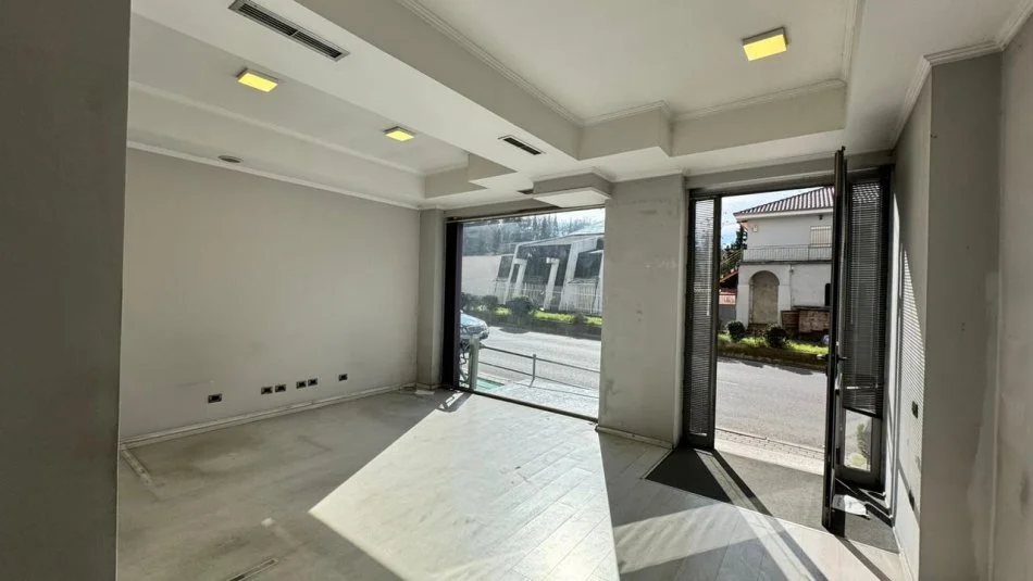 Tirane, jepet me qera ambjent biznesi Kati 0, 115 m² 1.000 € (Rruga Elbasanit, pranë Rreth Rrotullimit të Fakultetit Ekonomik)