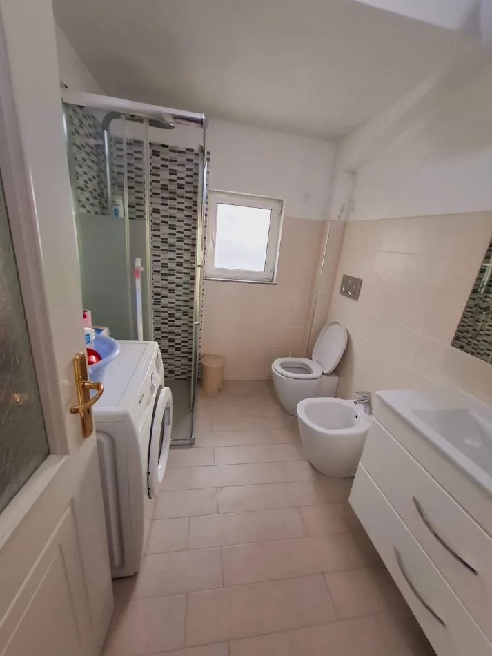 Durres, jepet me qera apartament 1+1 Kati 4, 85 m² 400 € (Qender, Durres)