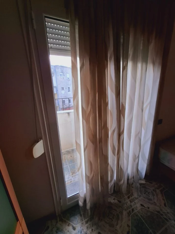 Durres, jepet me qera apartament 1+1 Kati 4, 85 m² 400 € (Qender, Durres)