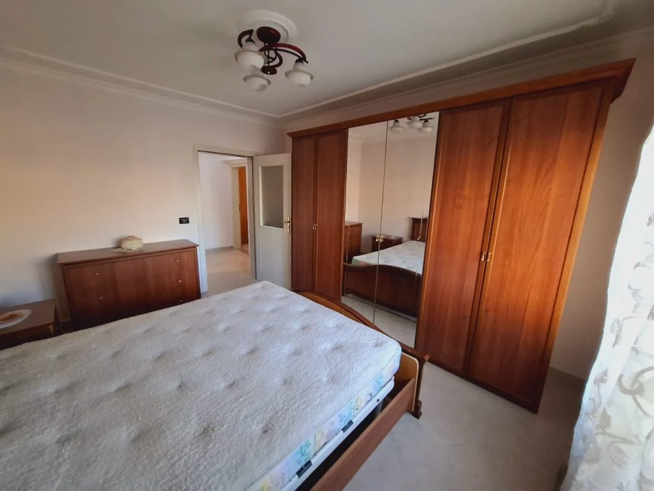 Durres, jepet me qera apartament 1+1 Kati 4, 85 m² 400 € (Qender, Durres)