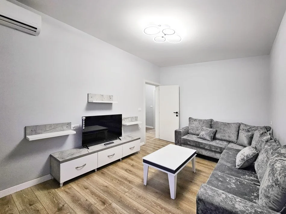 Tirane, jepet me qera apartament 1+1+Aneks+Ballkon Kati 4, 53 m² 650 € (rruga e barrikadave)